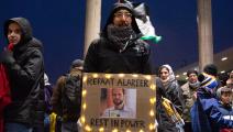 شابّ يحمل صورة للشاعر الشهيد رفعت العرعير في مظاهرة مندّدة بالإبادة، كولونيا، 9 كانون الأول/ديسمبر 2023 (Getty)