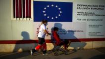 مهاجرون في إسبانيا بعد إنقاذهم من البحر (خيسوس ميريدا/ Getty)