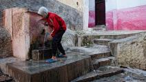 فتى يشرب المياه من نبع في المغرب - مجتمع