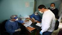 أطباء مصريون بقسم الأمراض المعدية بمستشفى إمبابة بالقاهرة (Getty)