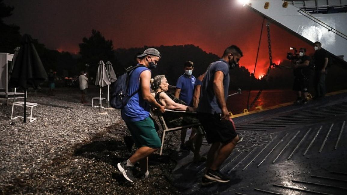 قامت العبّارات بإجلاء 1153 شخصاً من قرية ساحلية (سوتيريس ديميتروبولوس/فرانس برس)