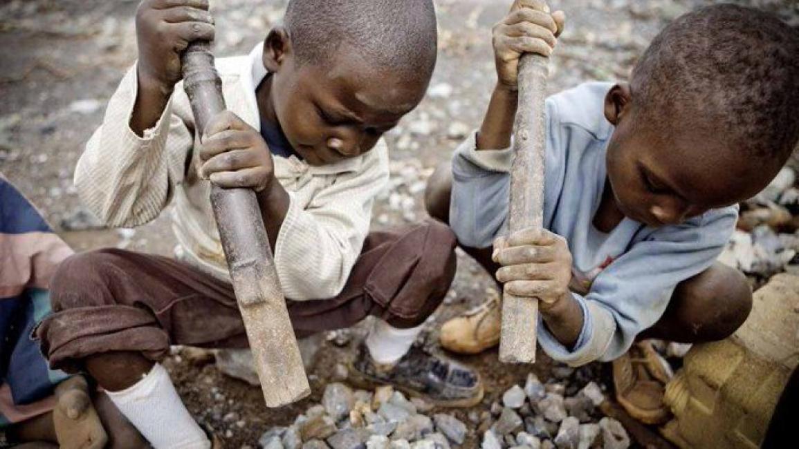 طفلان ينقبان عن الكوبالت في الكونغو (تويتر)