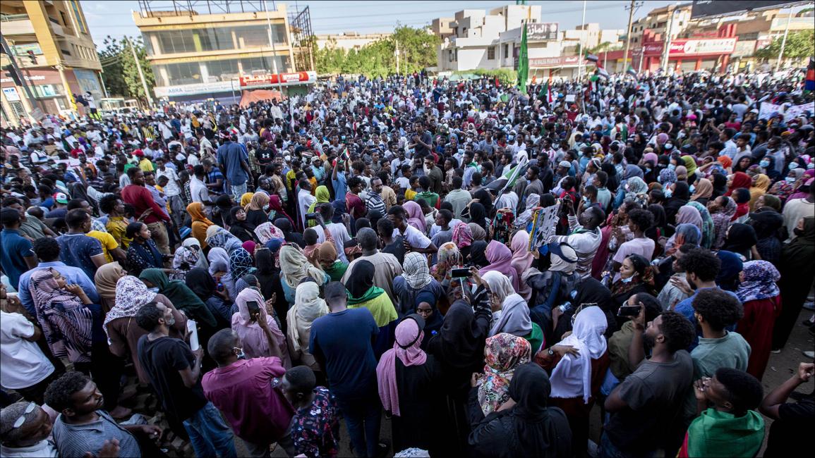شارك آلاف السودانيين في المظاهرات - تصوير: محمود حجاج (الأناضول)