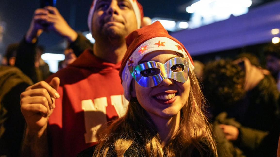 أتراك يحتفلون بالعام الجديد في ميدان بشكتاش بمدينة إسطنبول (Getty)