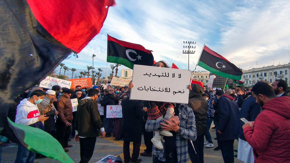 تظاهرة تطالب بالانتخابات واحترام الدستور في طرابس في 11 فبراير/ شباط 2022 (فرانس برس)