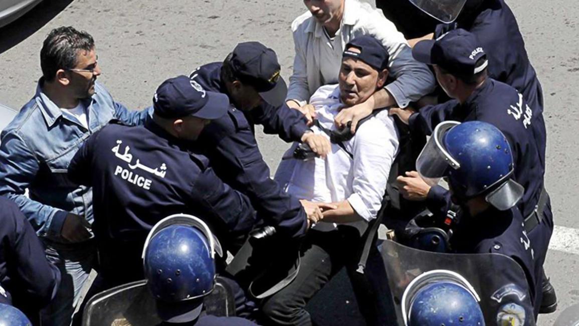 الشرطة تفرق متظاهرين