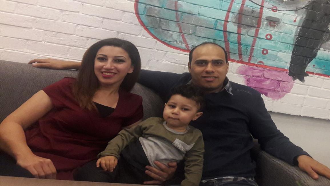 المعتقل المصري إسلام الحضري مع زوجته وابنه (فيسبوك)