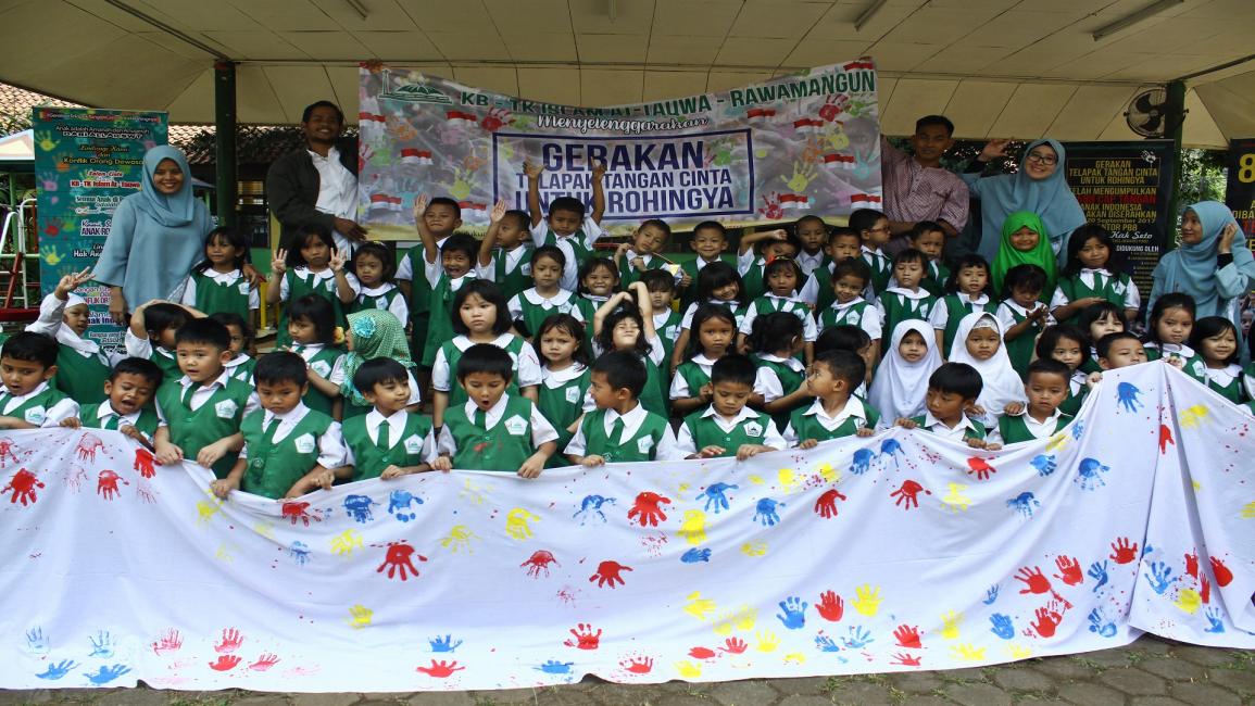 أطفال مدرسة إندونيسية يتضامنون مع مسلمي الروهينغا (أديتا إيراوان/Getty)
