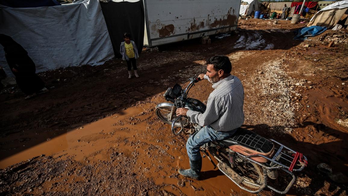 سوريون في مخيم في إدلب - سورية - مجتمع