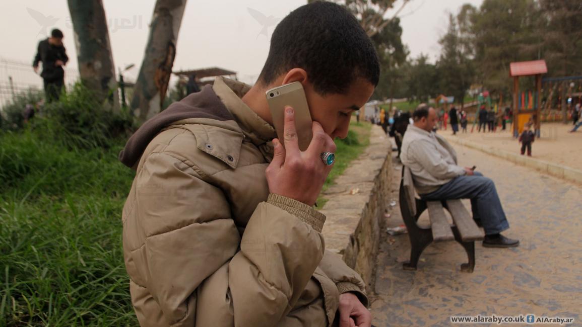 طفل جزائري وهاتف ذكي 1 - الجزائر - مجتمع