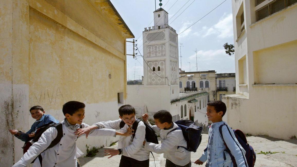 تلاميذ مدارس في حي شعبي مغربي (عبدالخالق سنة/فرانس برس)