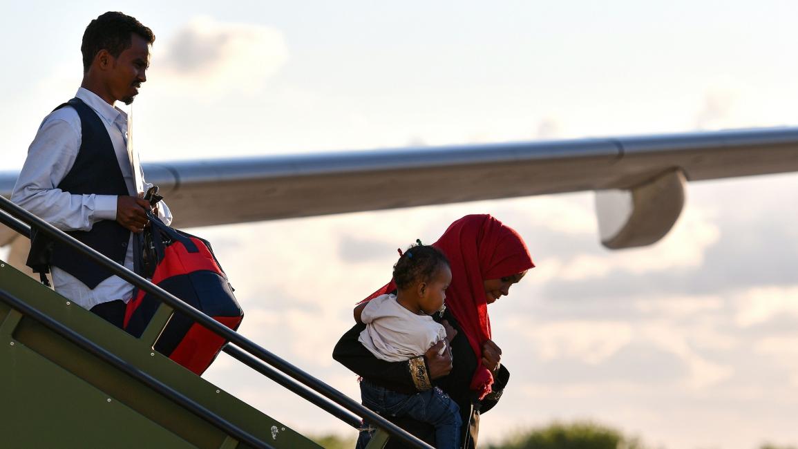 عائلة مهاجرة مرحلة من ليبيا إلى إيطاليا - مجتمع