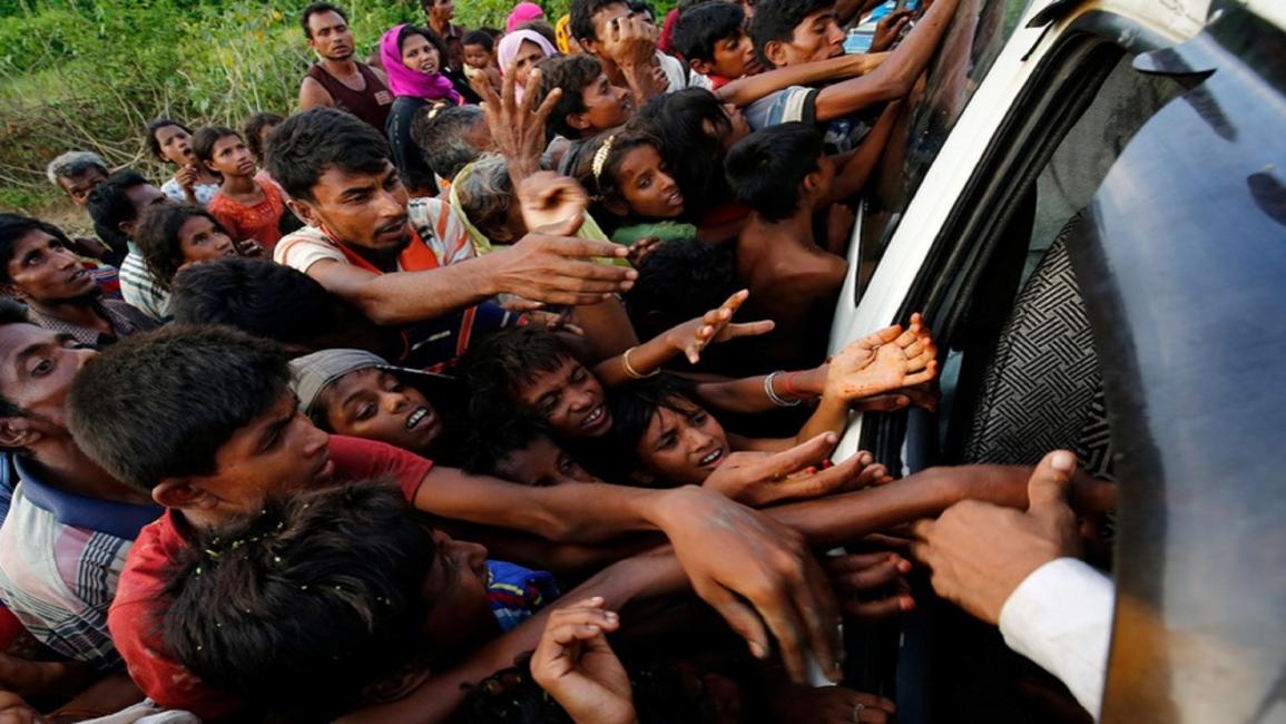 مسلمون من الروهينغا ينتظرون المساعدات في بنغلاديش(محمد بونير حسين/رويترز)