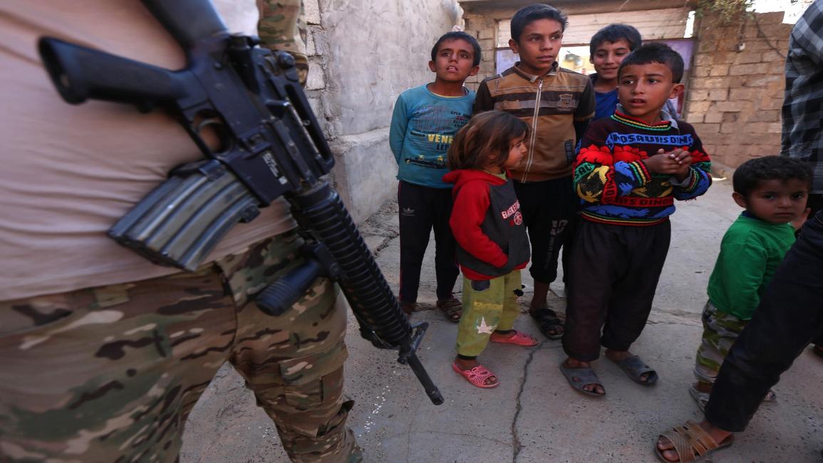 العراق- مجتمع- أطفال وأسلحة في الموصل(صفين حامد- فرانس برس)