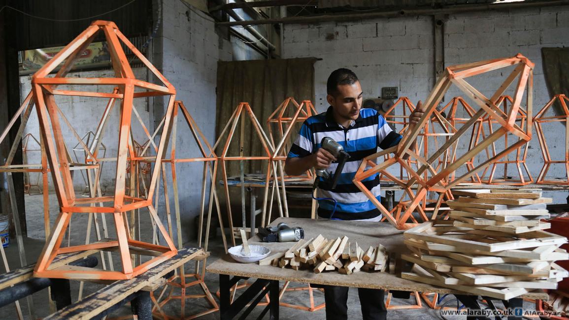 فوانيس رمضان خشبية في غزة(عبد الحكيم أبو رياش)