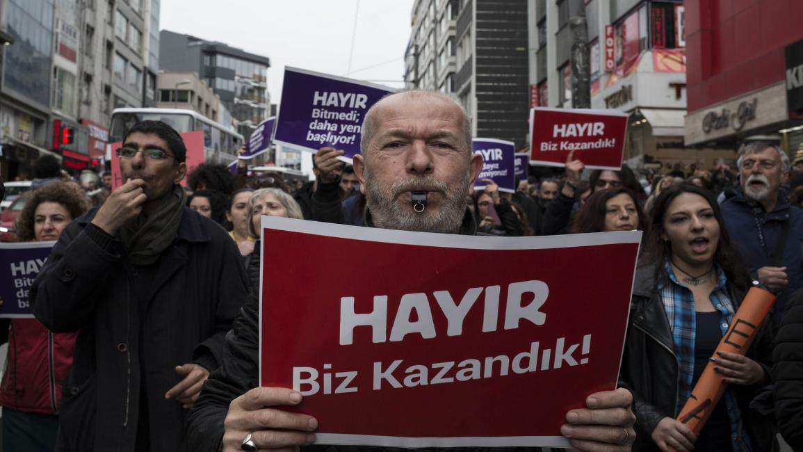 محتجون ضد نتائج الاستفتاء التركي