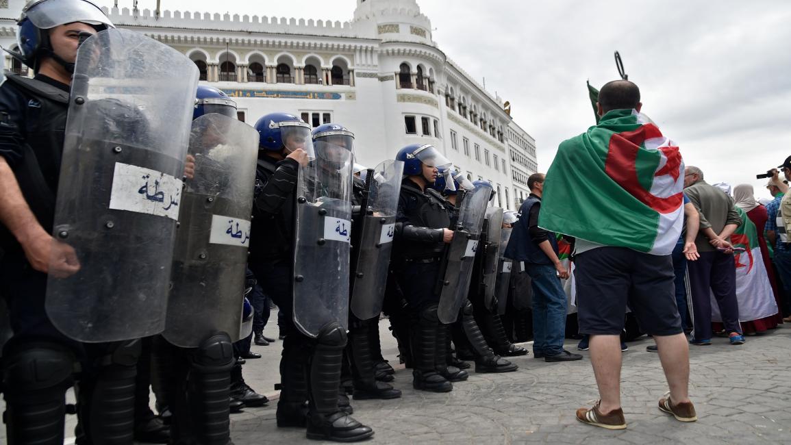متظاهر جزائري