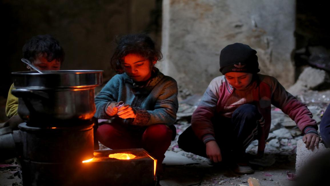 أطفال سوريون يتدفأون- الأناضول