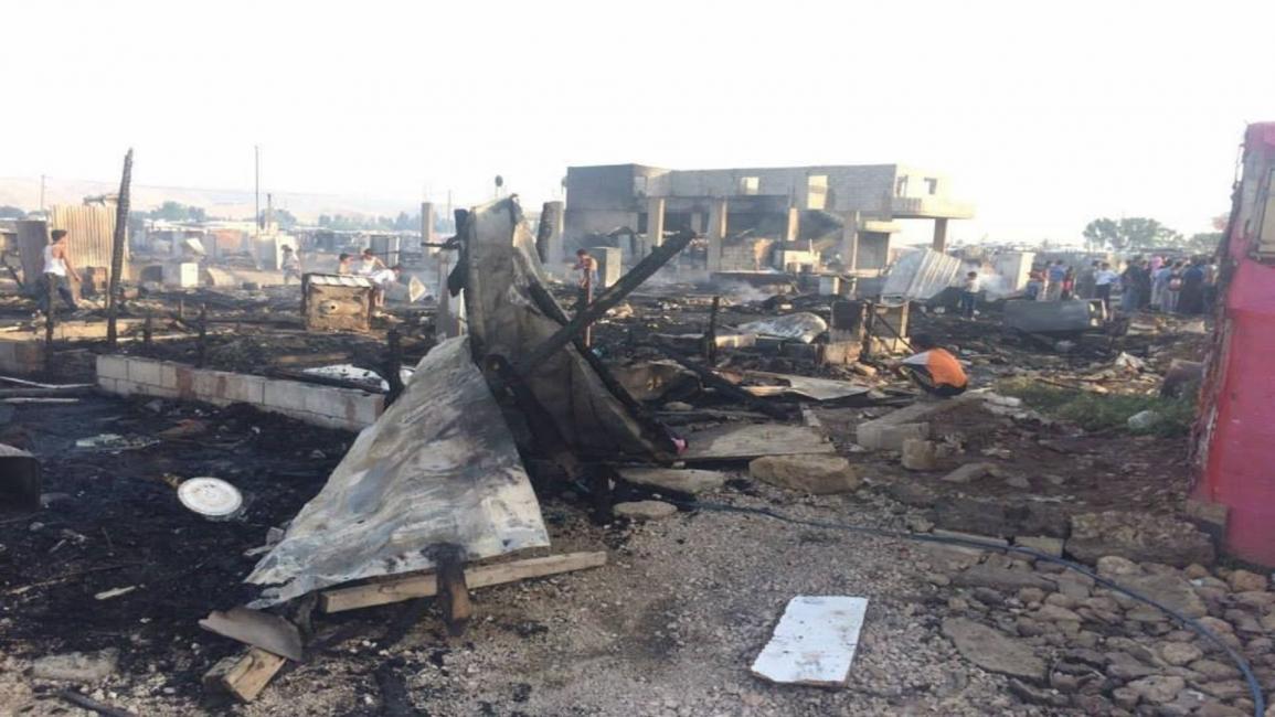 آثار الحريق في مخيم للاجئين السوريين في لبنان