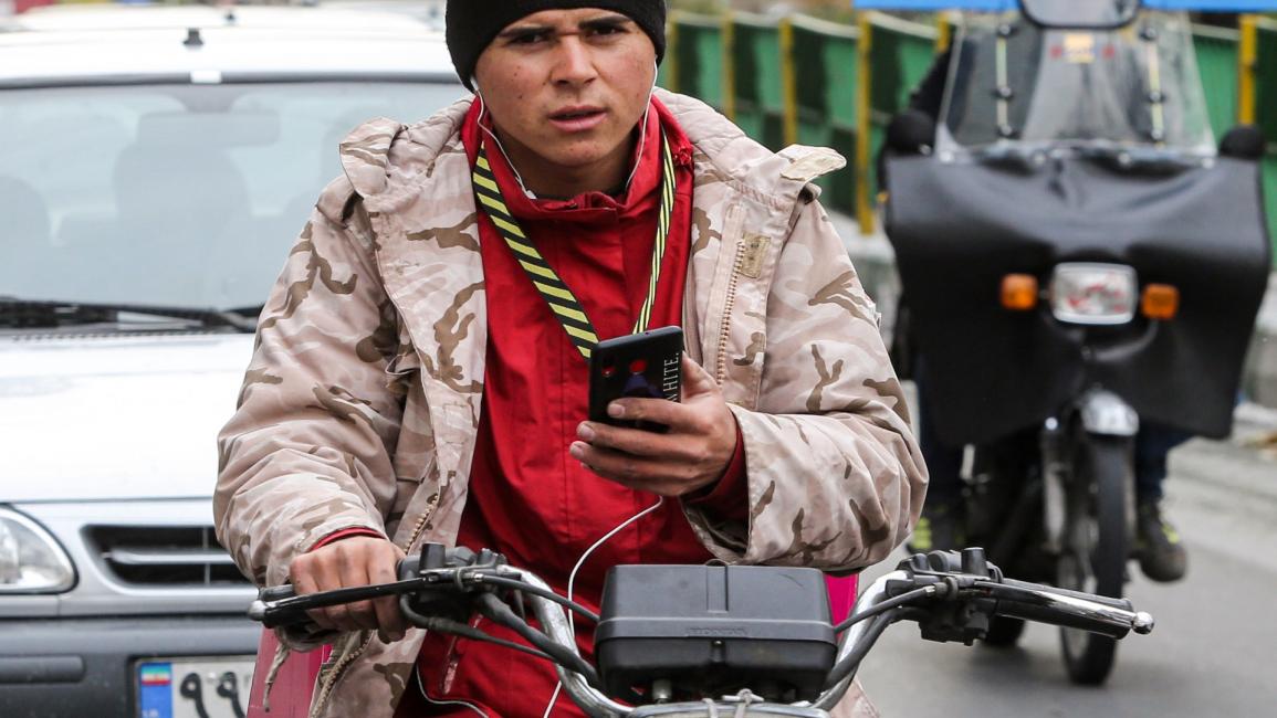 سائق دراجة نارية في إيران - مجتمع