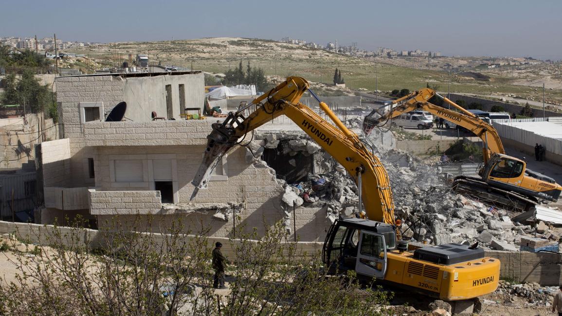 إسرائيليون يهدمون منزل فلسطيني بالقدس(جمال غربلي/فرانس برس)