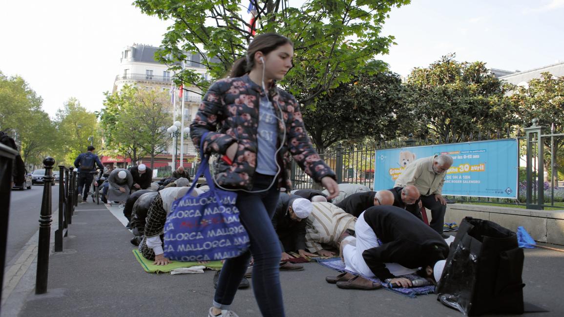 صلاة الجمعة في شوارع فرنسا (Getty)
