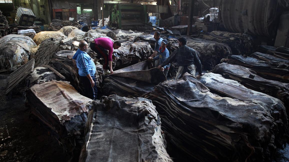 دباغة الجلود.. مصريّون يحافظون على صناعات قديمة