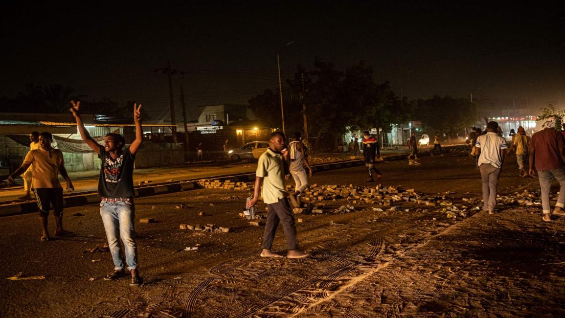 مظاهرات ليلية في الخرطوم (YASUYOSHI CHIBA/AFP)