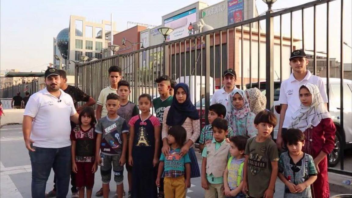 أطفال أيتام منعوا من دوخول مول تجاري في بغداد(تويتر)