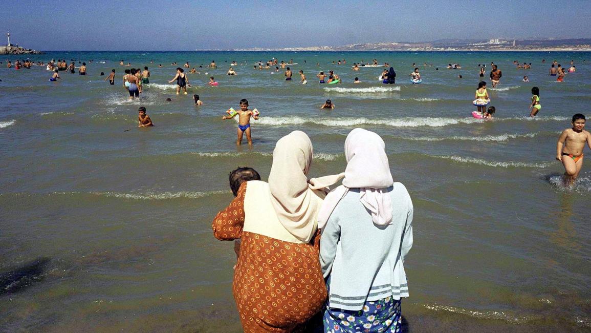 جزائريون يبردون حرارة الصيف بمياه البحر(فرانس برس)