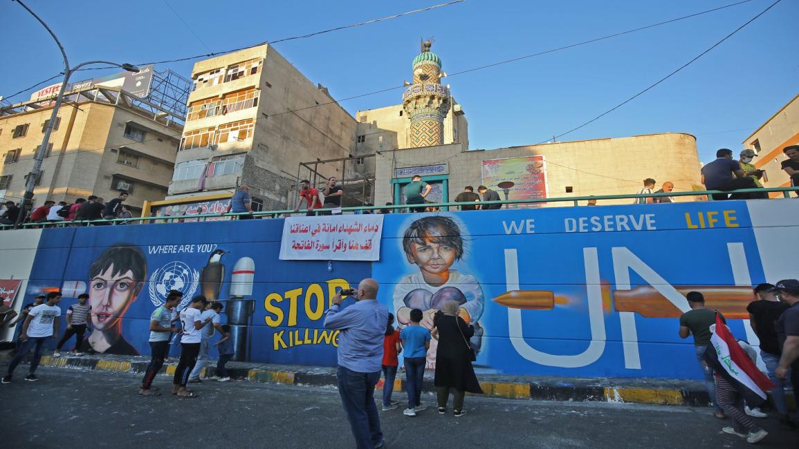 يبتكر المتظاهرون في العراق وسائل للتواصل (أحمد الربيعي/Getty)