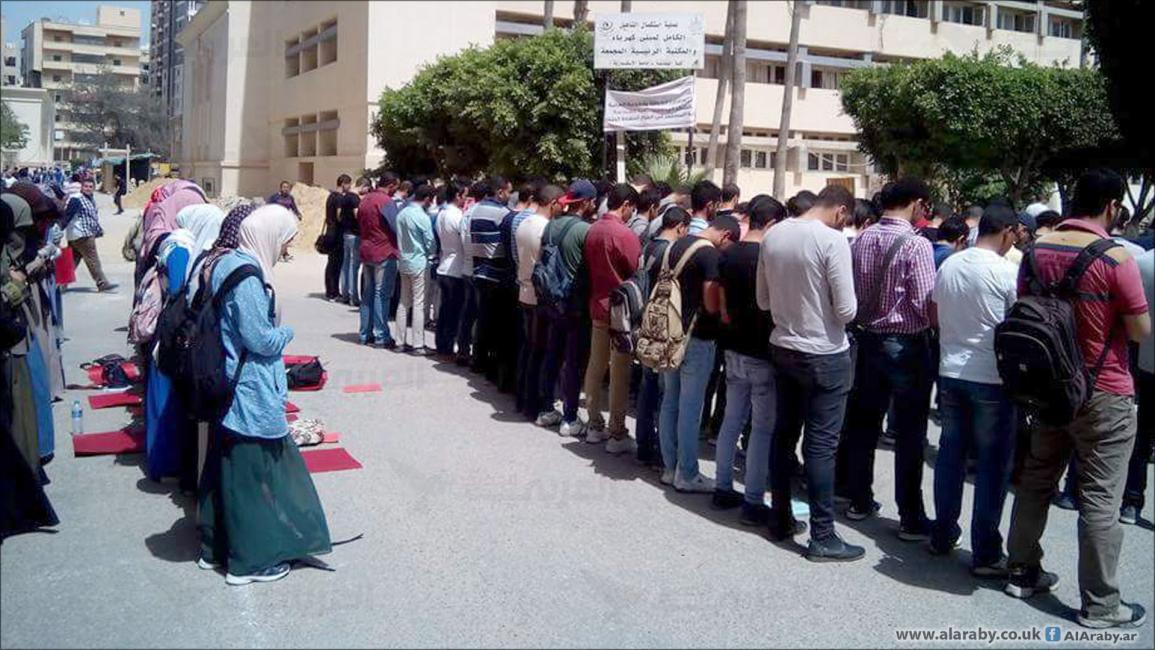 طلاب جامعة الإسكندرية يؤدون صلاة الغائب على شهداء حلب
