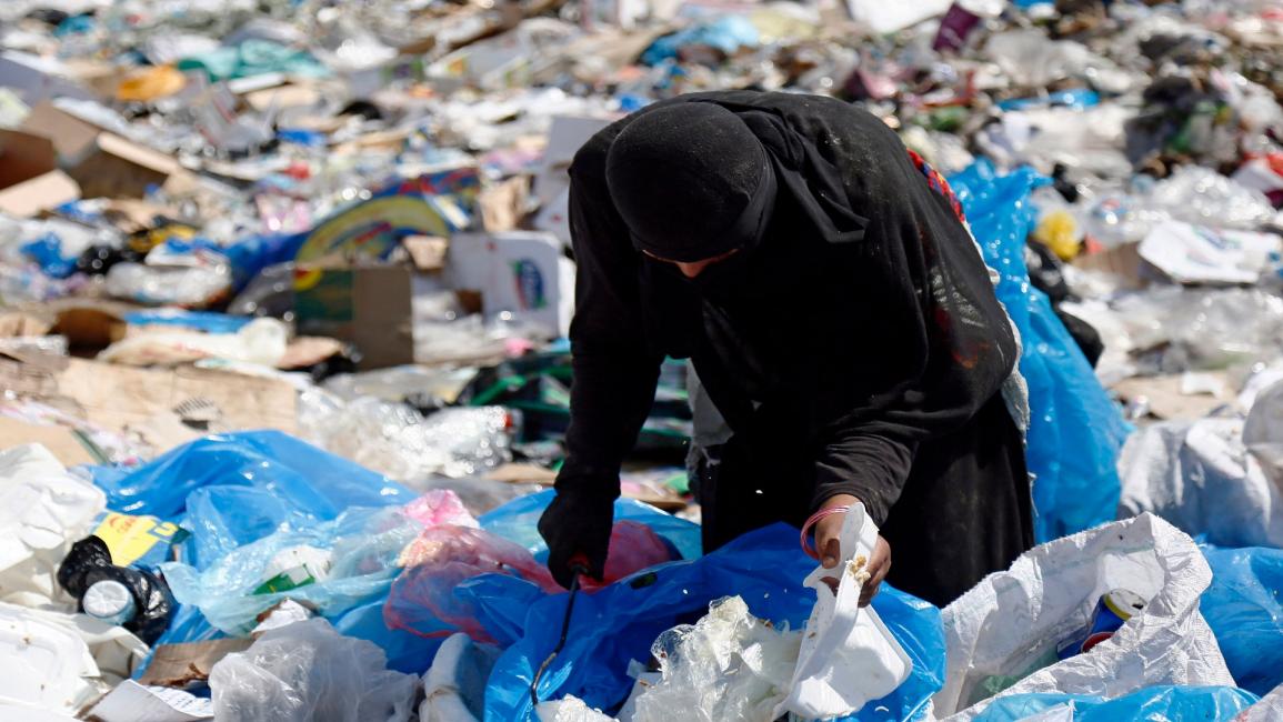 عراقية تبحث في النفايات- فرانس برس