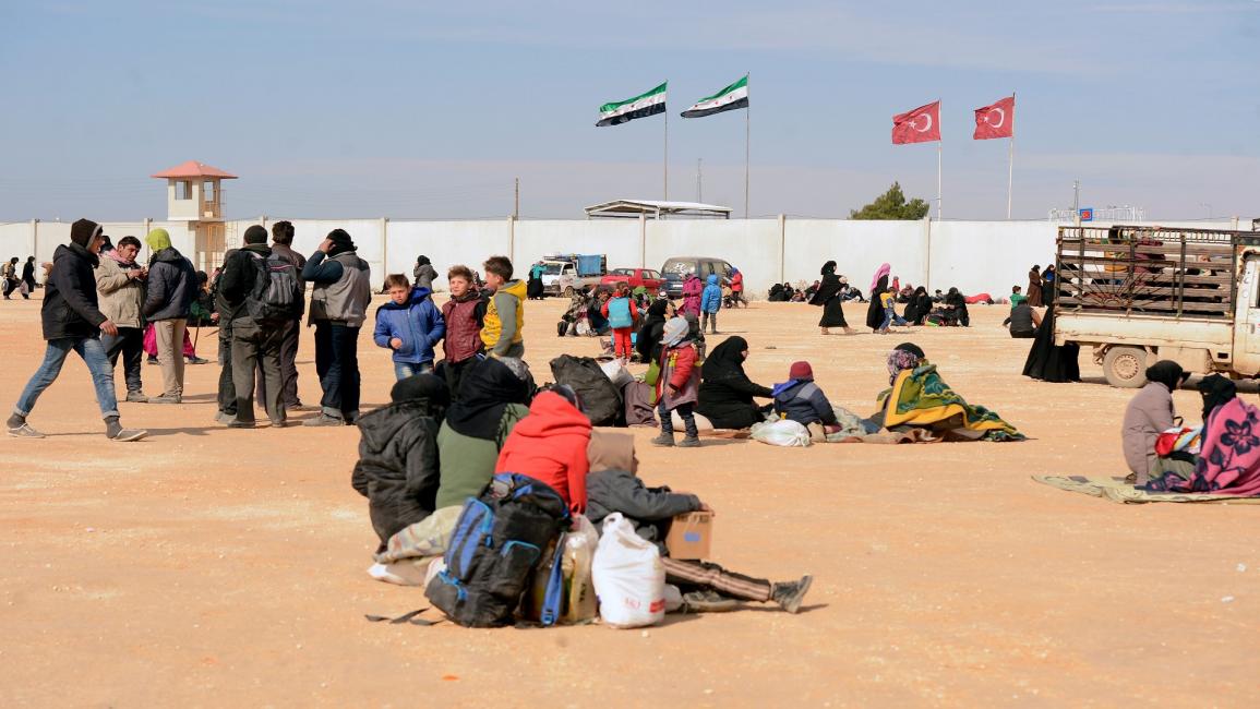سوريون ينتظرون على معبر باب السلامة الحدودي (فرانس برس)