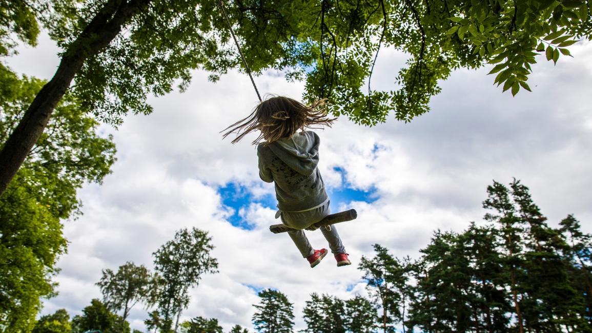 طفل يلعب في الطبيعة/مجتمع (أود أنديرسون/ فرانس برس)