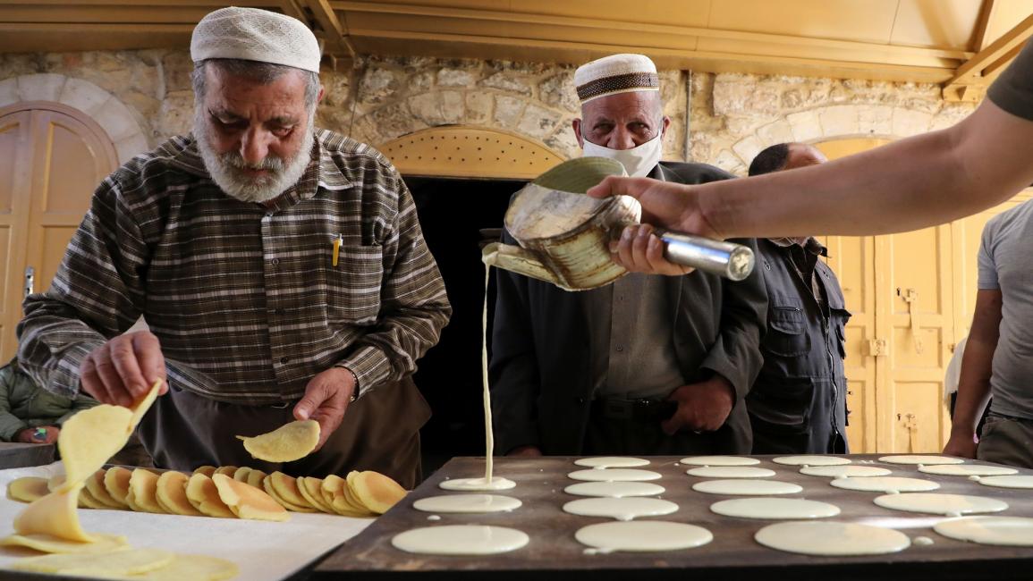فلسطينيون وقطايف رمضان وكورونا في الضفة الغربية - مجتمع