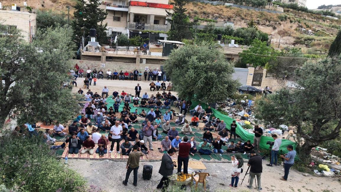 صلاة الجمعة فوق أنقاض منازل فلسطينية هدمها الاحتلال (فيسبوك)