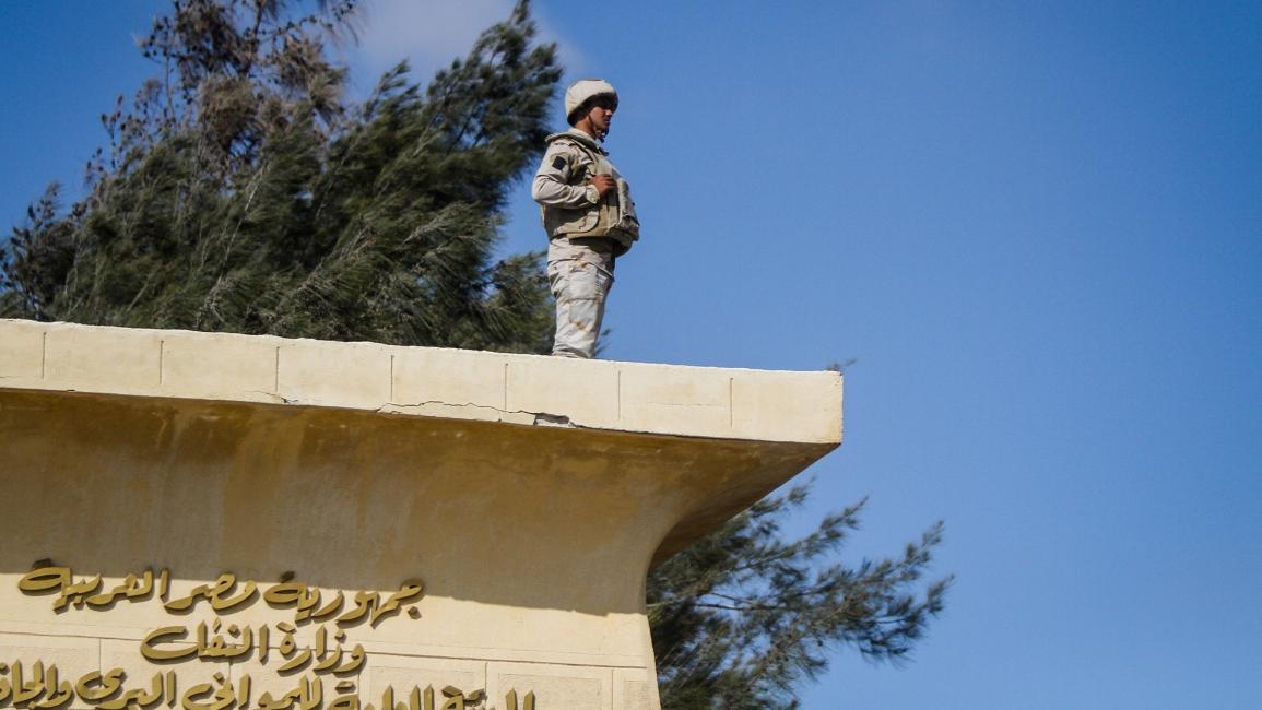 جندي مصري عند حاجز بالوظة في سيناء - مجتمع