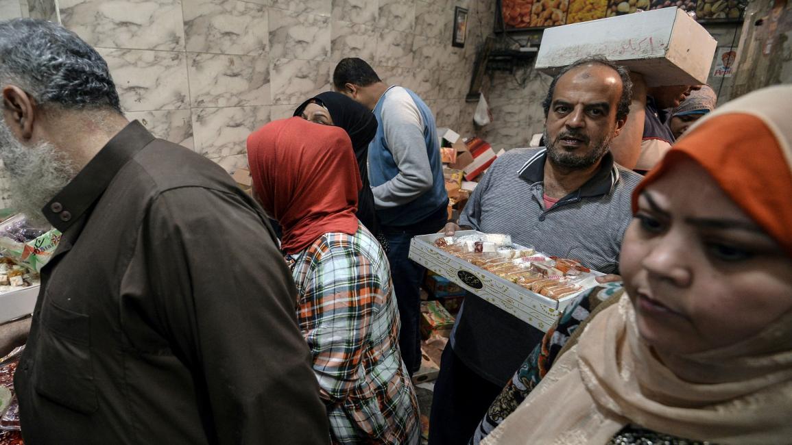 مصريون في سوق في القاهرة - مصر - مجتمع