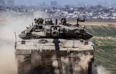 جندي إسرائيلي خلال العمليات العسكرية في غزة، 16 مايو(مصطفى الخروف/الأناضول)