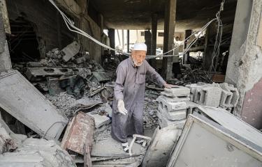 مسن فلسطيني في منزل دمر إثر القصف الإسرائيلي على حي الزيتون في حرب غزة