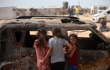 أطفال في موقع قصف استهدف مخيم لنازحين في رفح، 27 مايو، 2024- Getty