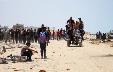 فلسطينيون يسعون لالتقاط مساعدات جوية لغزة