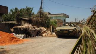 دبابة للنظام السوري بعد يوم من مجزرة الحولة، 26 مايو 2024 (Getty)