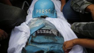  اسم تشييع الصحافيين الفلسطينيين سعيد الطويل ومحمد صبح، 10 أكتوبر 2023 (أشرف عمرة/Getty)