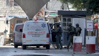 جنود إسرائيليون يفتشون سيارة إسعاف فلسطينية في جنين 14 ديسمبر 2023 (Getty)