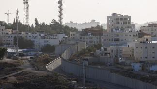 يهدد جدار الفصل البلدات الفلسطينية في الضفة الغربية (دان كيتوود/Getty)