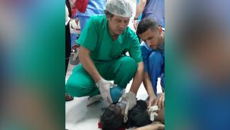 الطبيب الشهيد عدنان البرش في خلال الحرب الإسرائيلية على غزة (إكس)