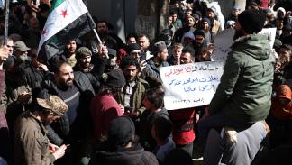 خلال مظاهرة ضد هيئة تحرير الشام في إدلب (فرانس برس)
