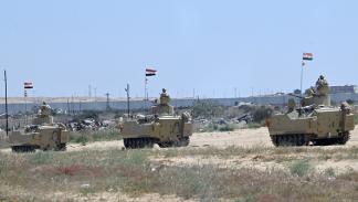 دبابات مصرية على الحدود قرب معبر رفح، 23 مارس 2024 (خالد دسوقي/فرانس برس)